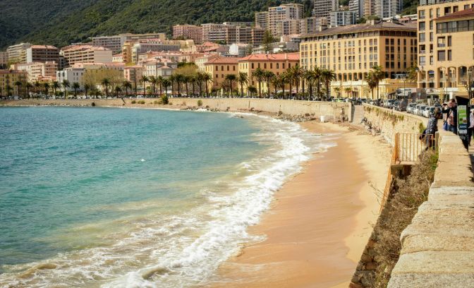 Strand en boulevard van Ajaccio op Corsica